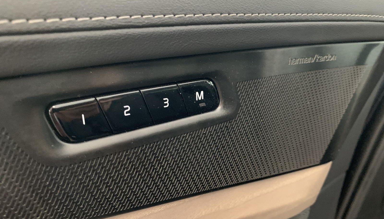 Volvo XC90 Plus Dark Recharge Plug-In Hybrid AWD 12