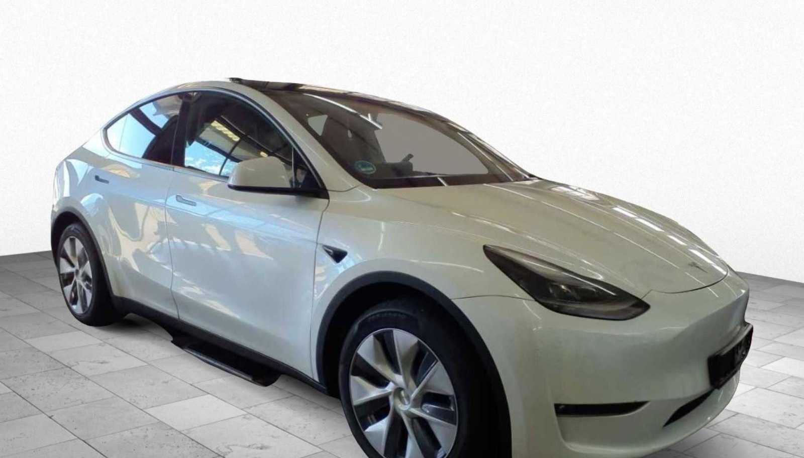 Tesla Model Y Long Range Dual AWD 2