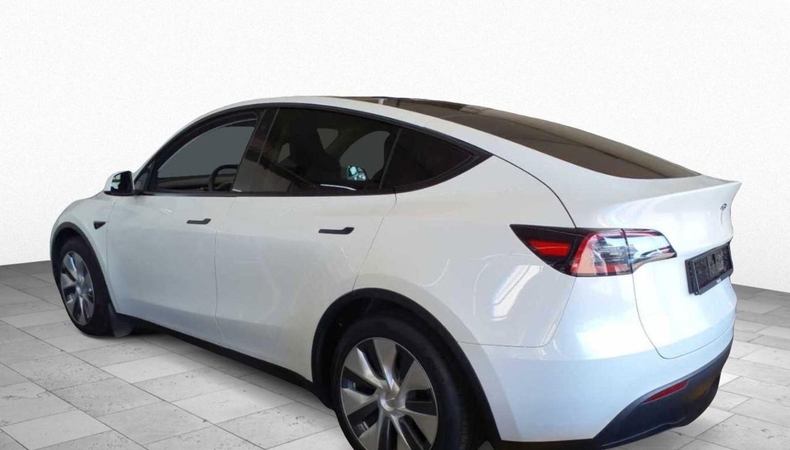 Tesla Model Y Long Range Dual AWD 3