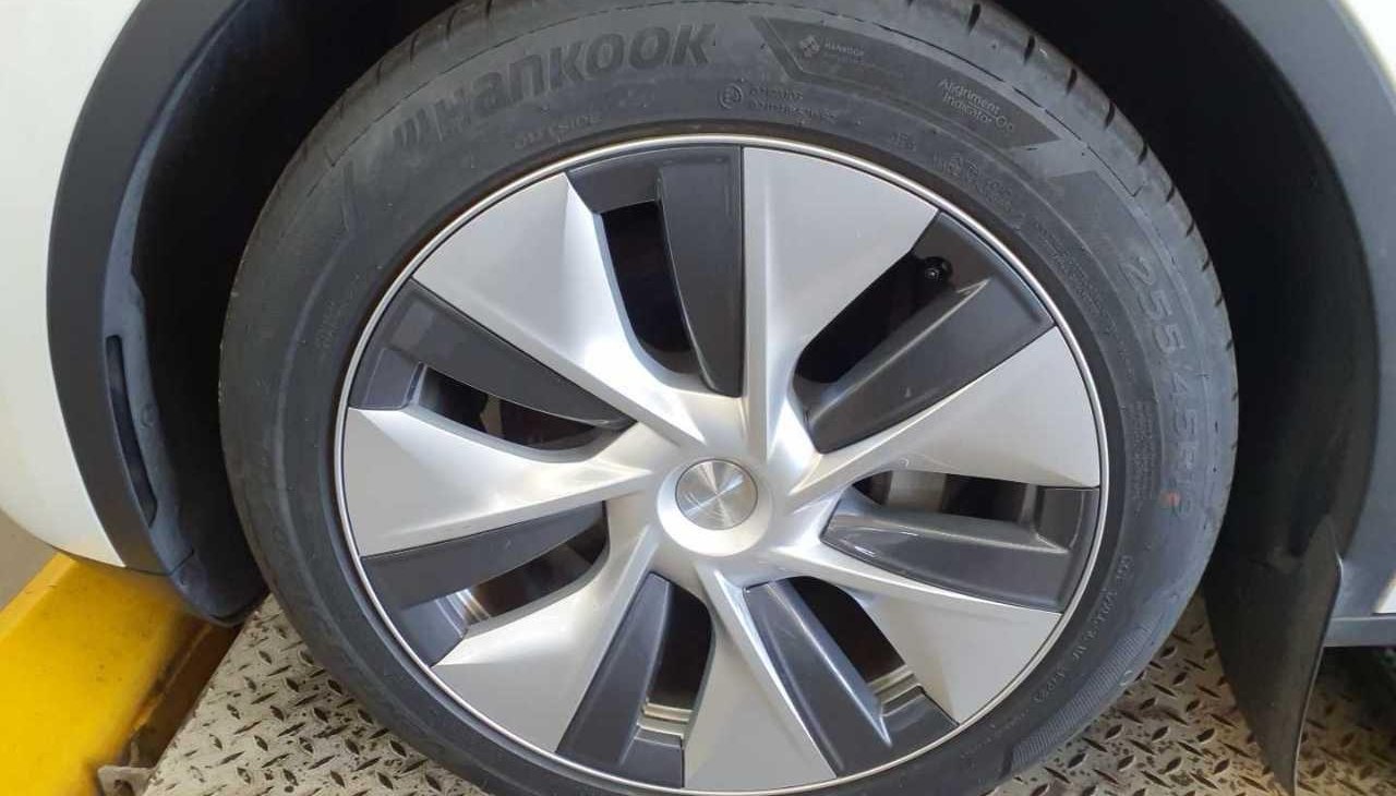 Tesla Model Y Long Range Dual AWD 5
