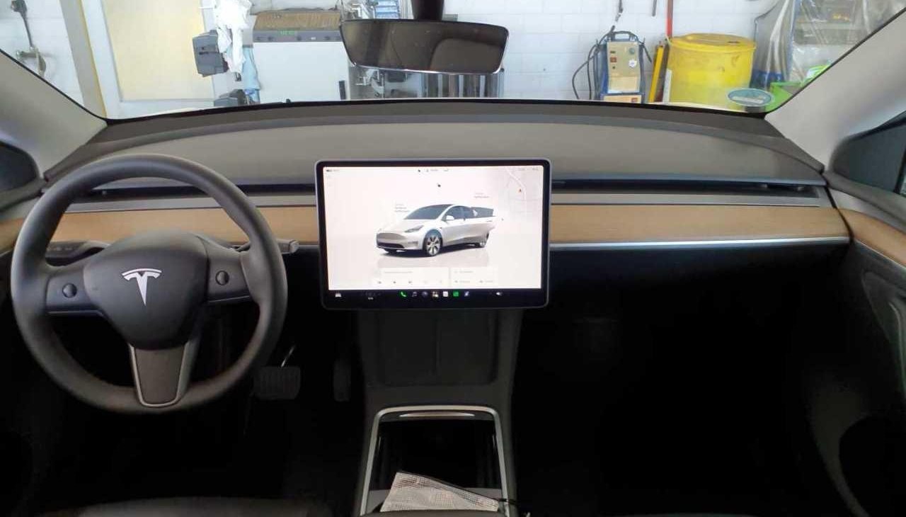 Tesla Model Y Long Range Dual AWD 7