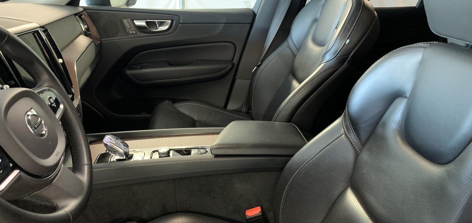 Volvo XC60 Plus Bright AWD 12