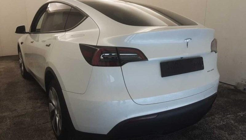 Tesla Model Y Long Range Dual AWD 3