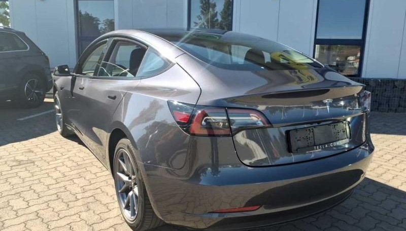 Tesla Model 3 Long Range RWD 3