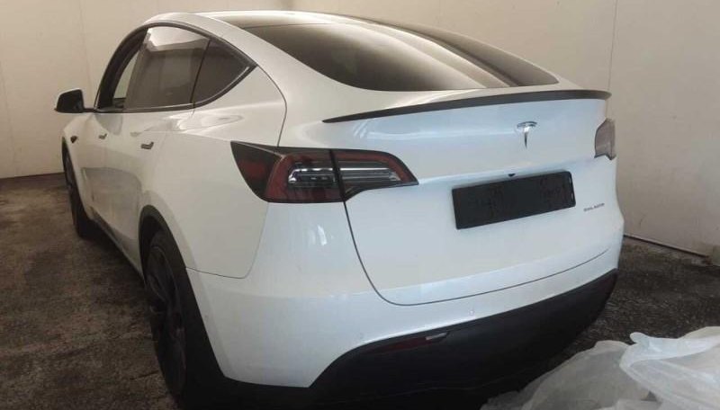 Tesla Model Y Performance Dual AWD 9