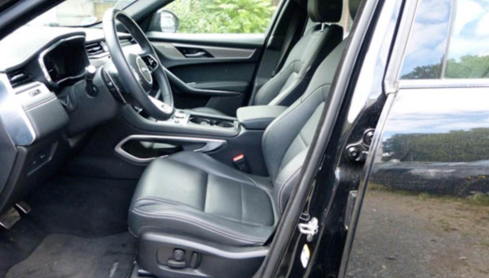 Jaguar F-Pace R-Dynamic SE AWD 2