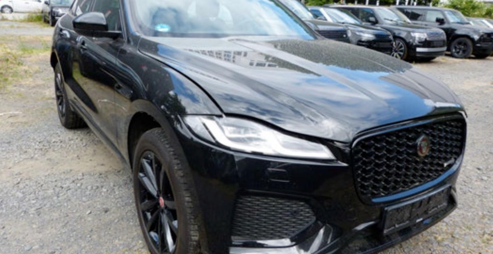 Jaguar F-Pace R-Dynamic SE AWD 6