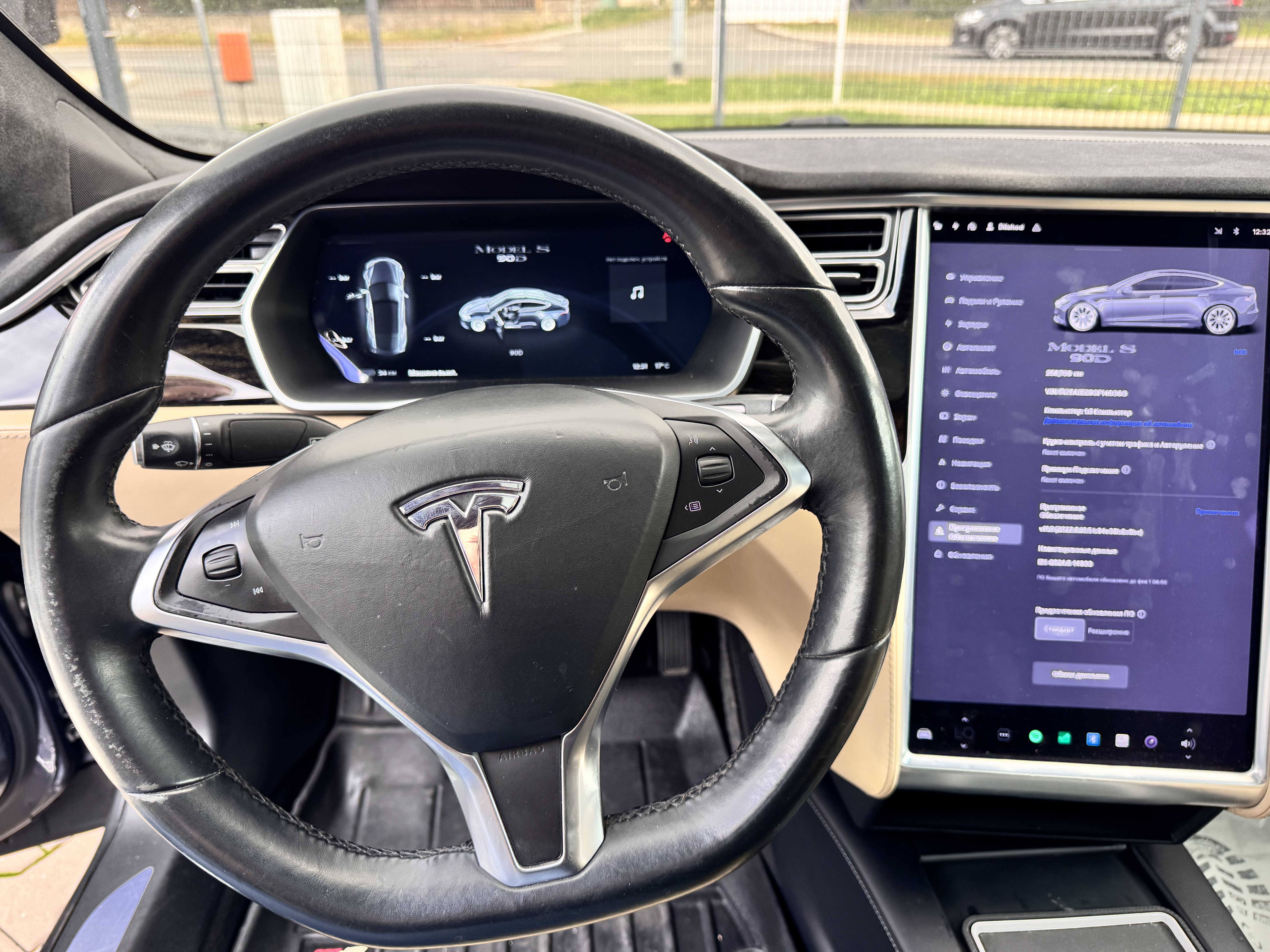 Tesla Model S 90D 9