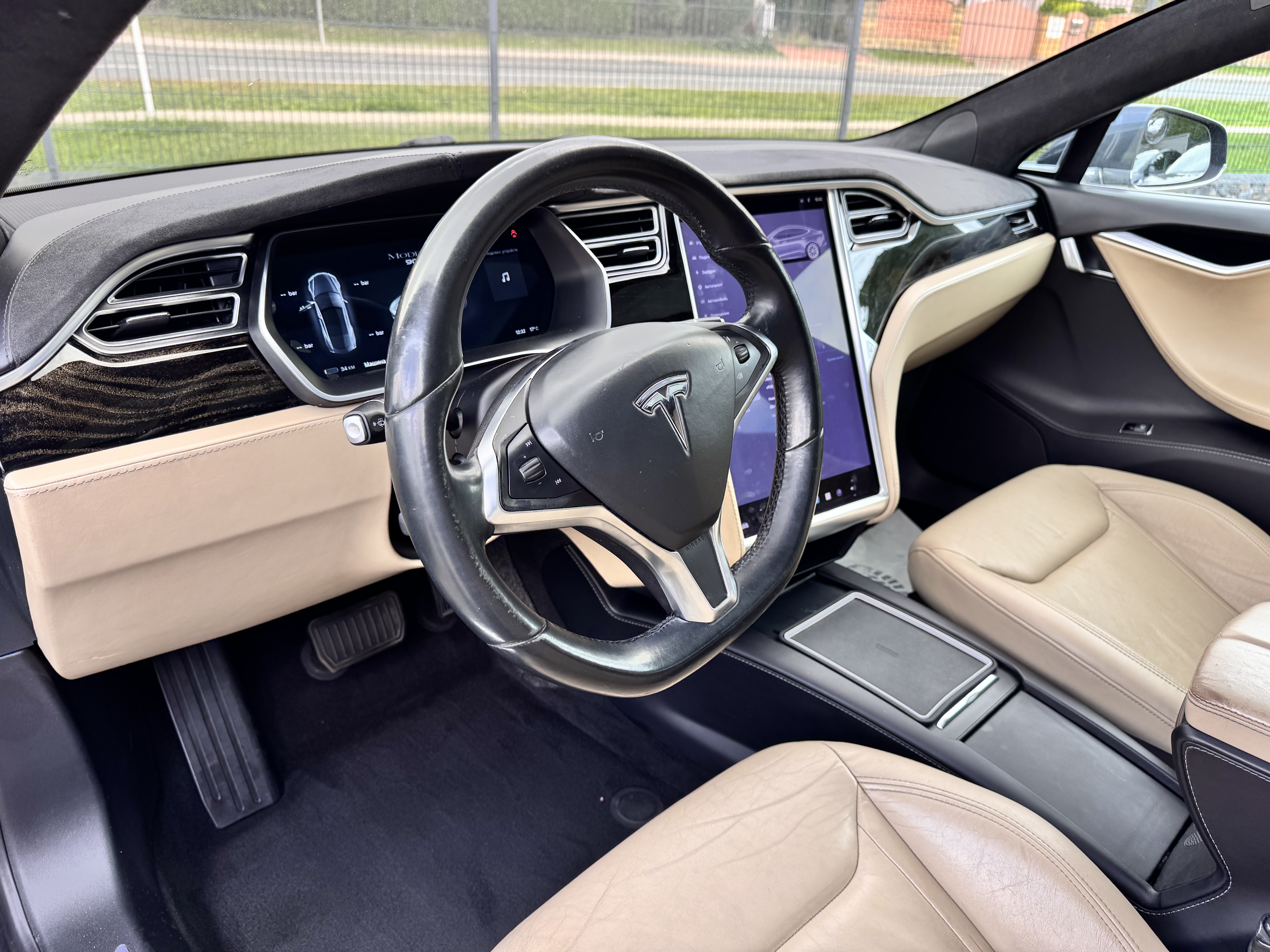 Tesla Model S 90D 11