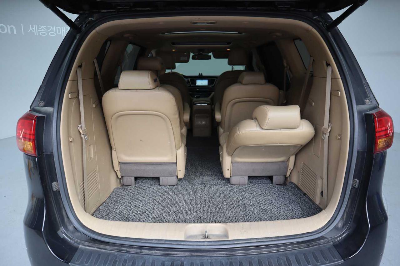 Kia Carnival 2.2 CRDi 9 місць 8