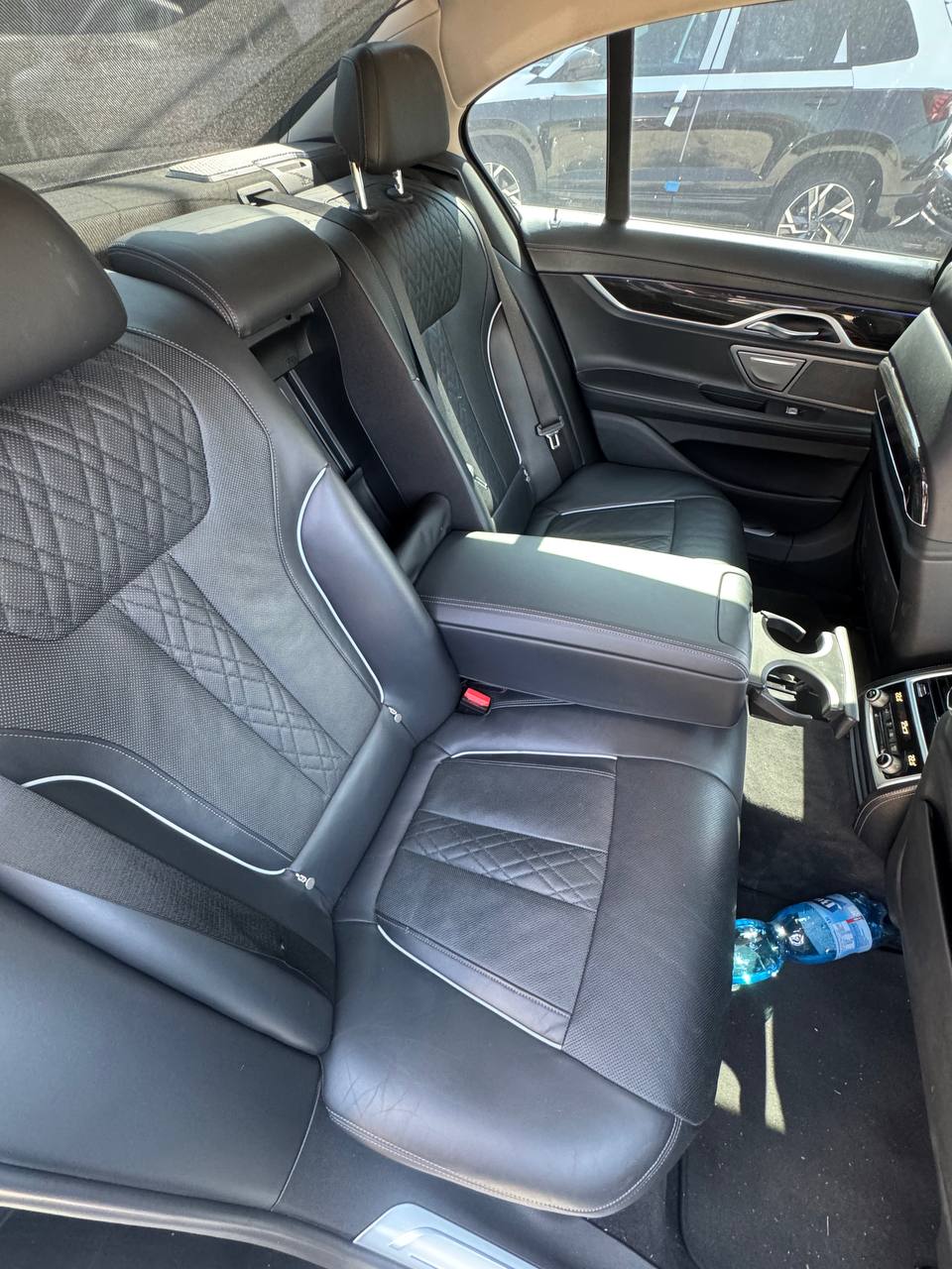 BMW 750i Individual M Sport 2017 10
