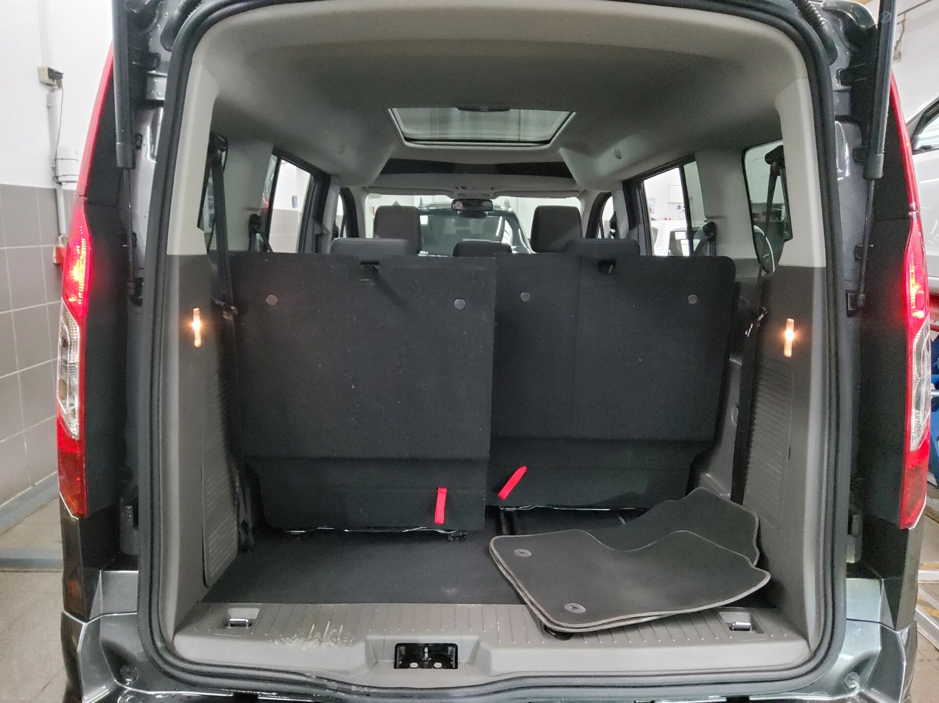Ford Tourneo Connect 1.5 TDCi Titanium 7 Sitzer Navi 11