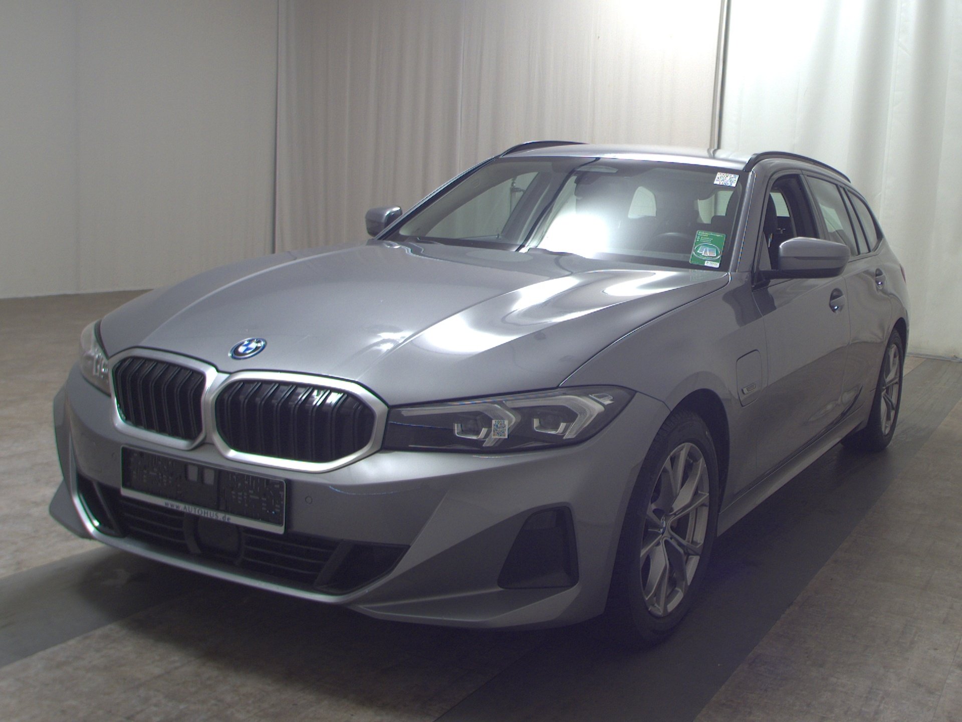 BMW 330e Touring T-Leder Navi LED Curved 2