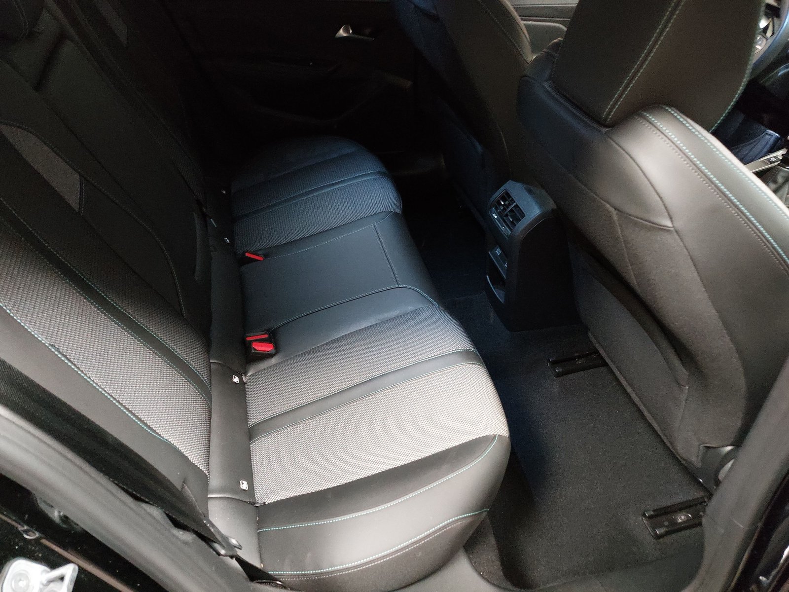 Peugeot 308 SW 1.5 BlueHDI Allure T-Leder Navi Shz LED ACC 12