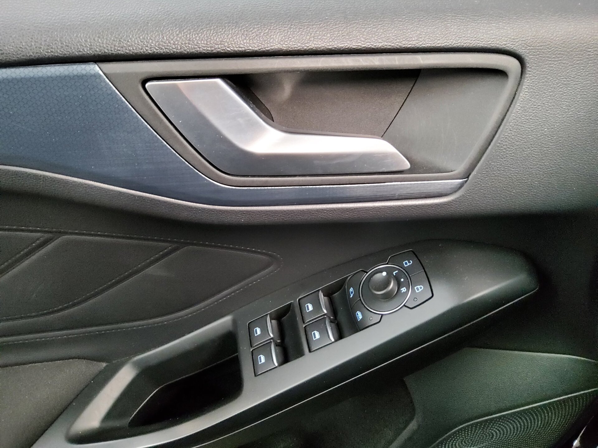 Ford Focus Turnier 1.5 EB Active Navi LED B&O PDC Shz 9