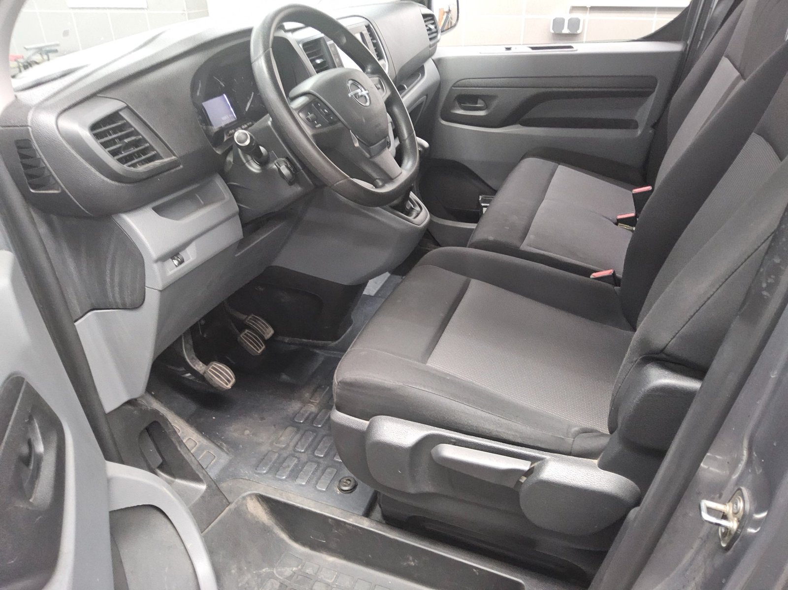 Opel Vivaro 2.0 D 9-Sitze Navi RKF AHK 8