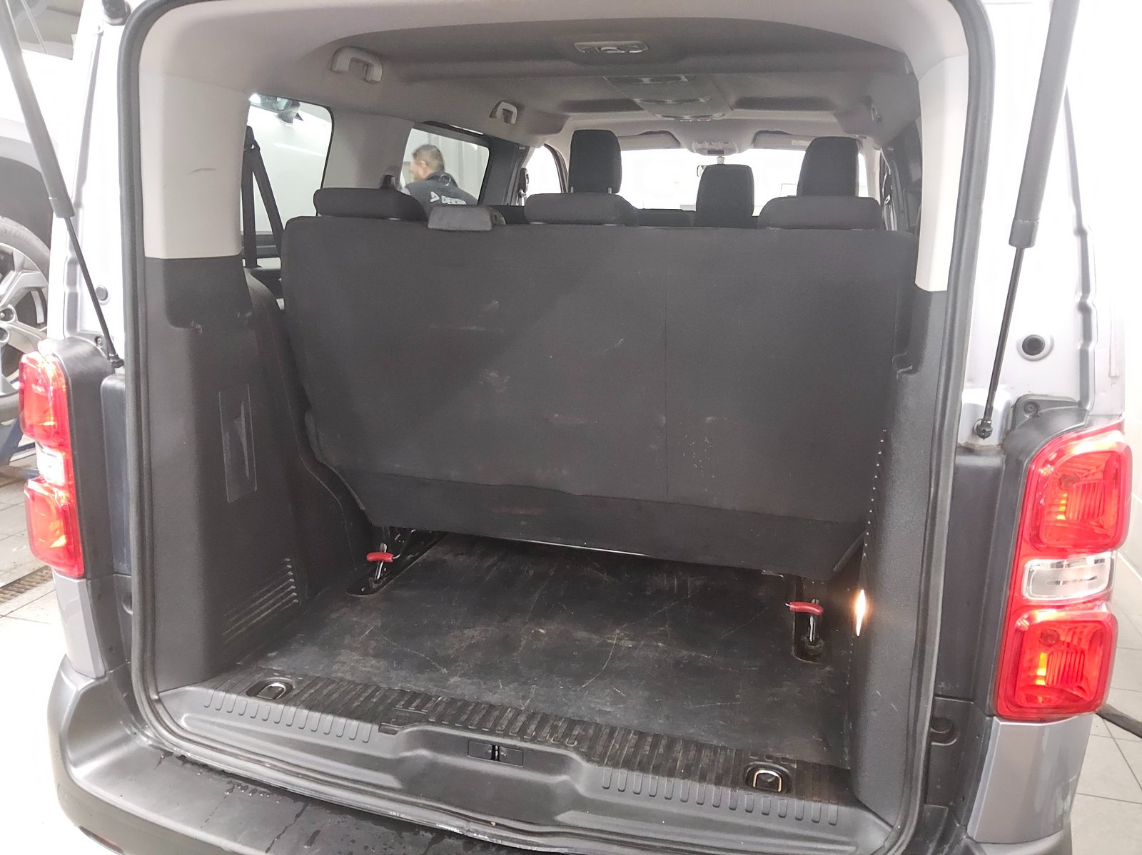 Opel Vivaro 2.0 D 9-Sitze Navi RKF AHK 11