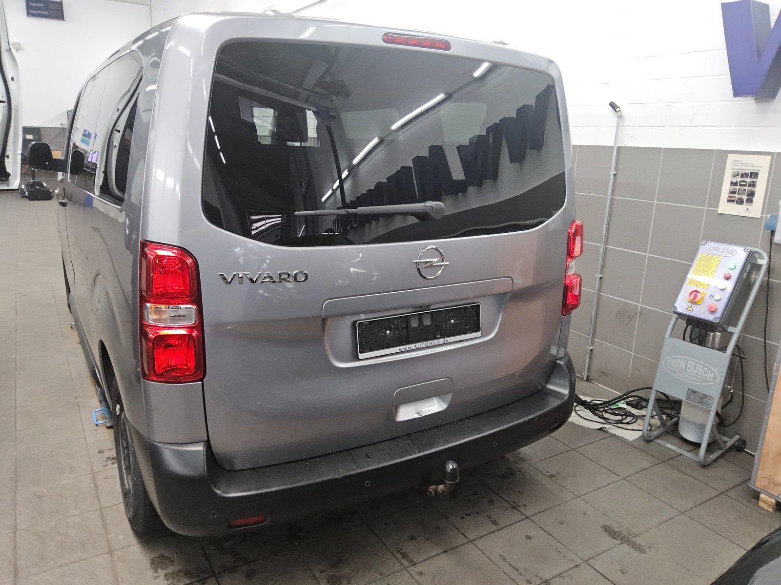 Opel Vivaro 2.0 D 9-Sitze Navi RKF AHK 10