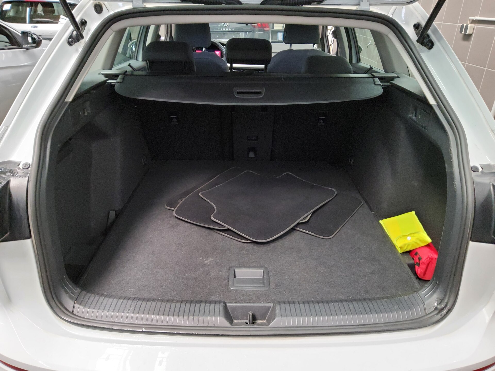 Volkswagen Golf-8 Var. 2.0 TDI Life Navi LED AID Shz ACC 12