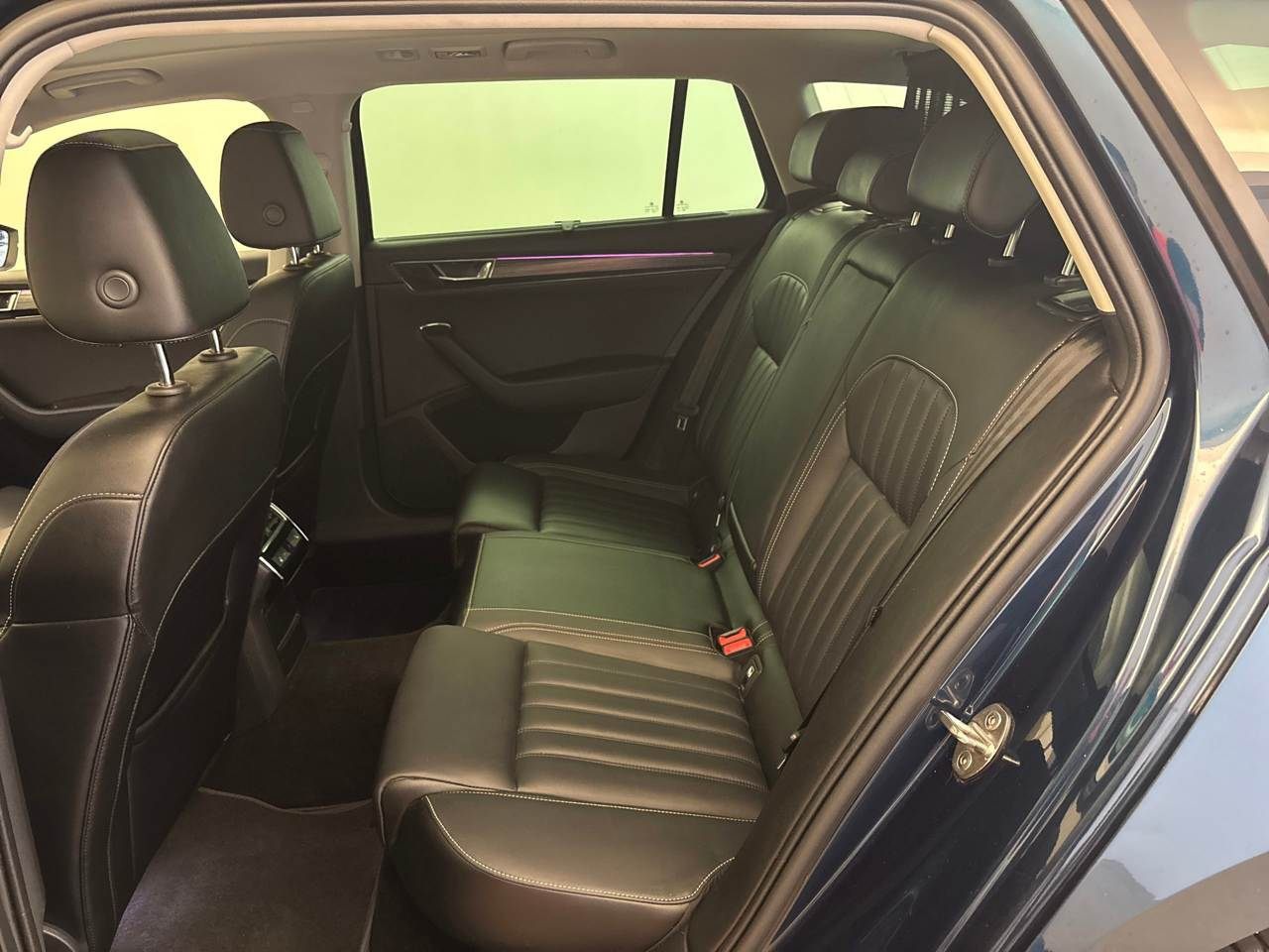 Skoda Superb Kombi 2.0 TDI Style PANO STHZG. AHK 7