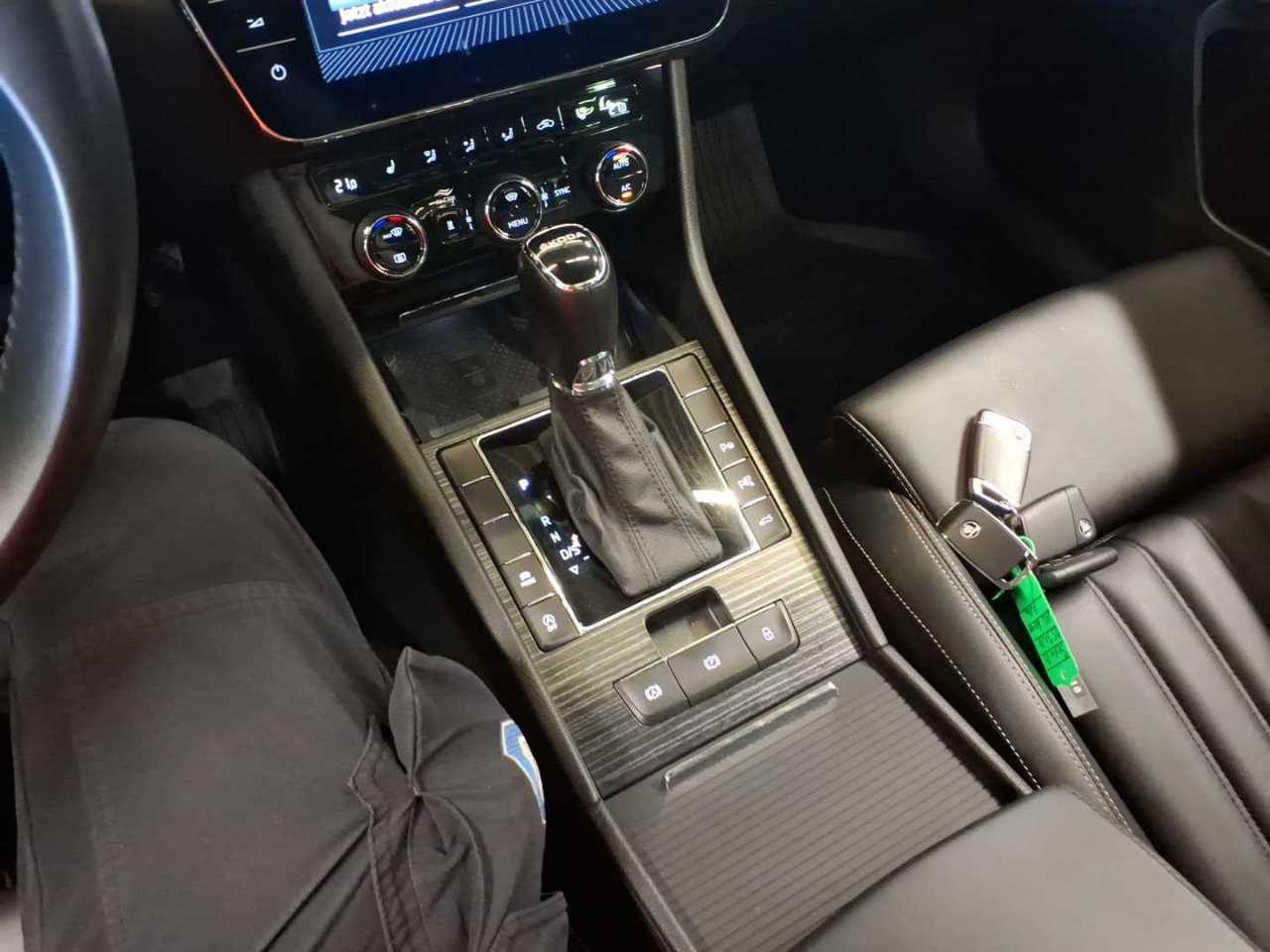 Skoda Superb Kombi 2.0 TDI Style PANO STHZG. AHK 9