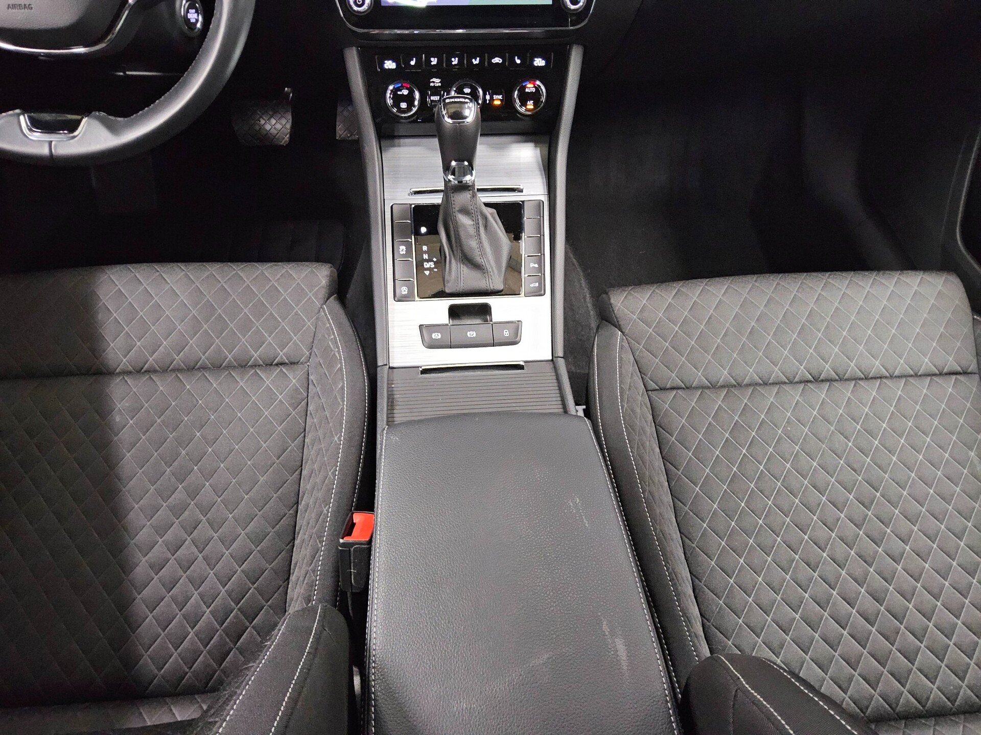 Skoda Superb Kombi 2.0 TDI Ambition Navi LED vc ACC 6