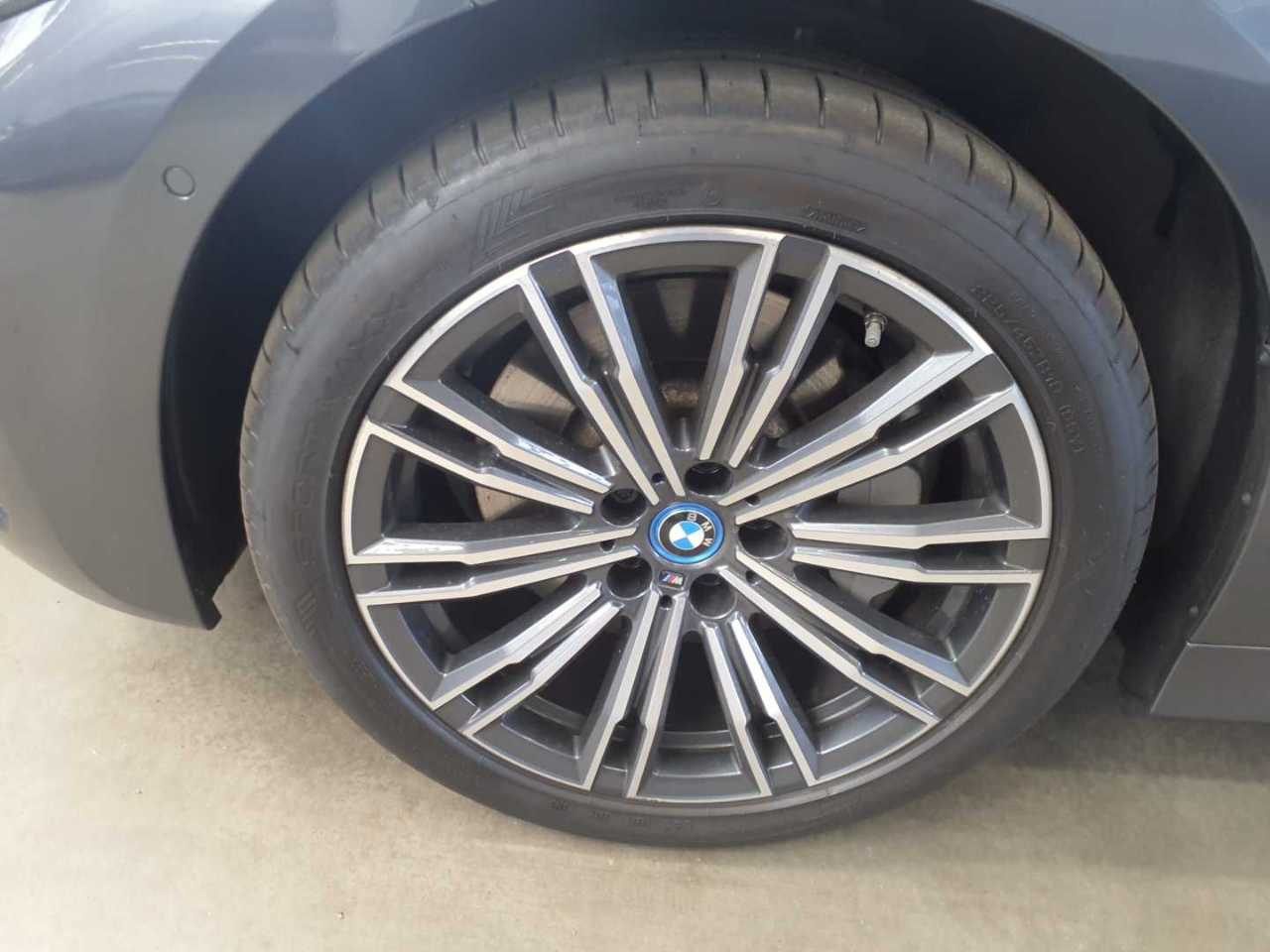 BMW 330e Touring M-Sport HiFi RFK 12