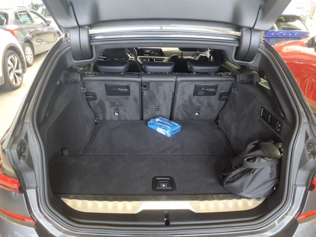 BMW 330e Touring M-Sport HiFi RFK 11