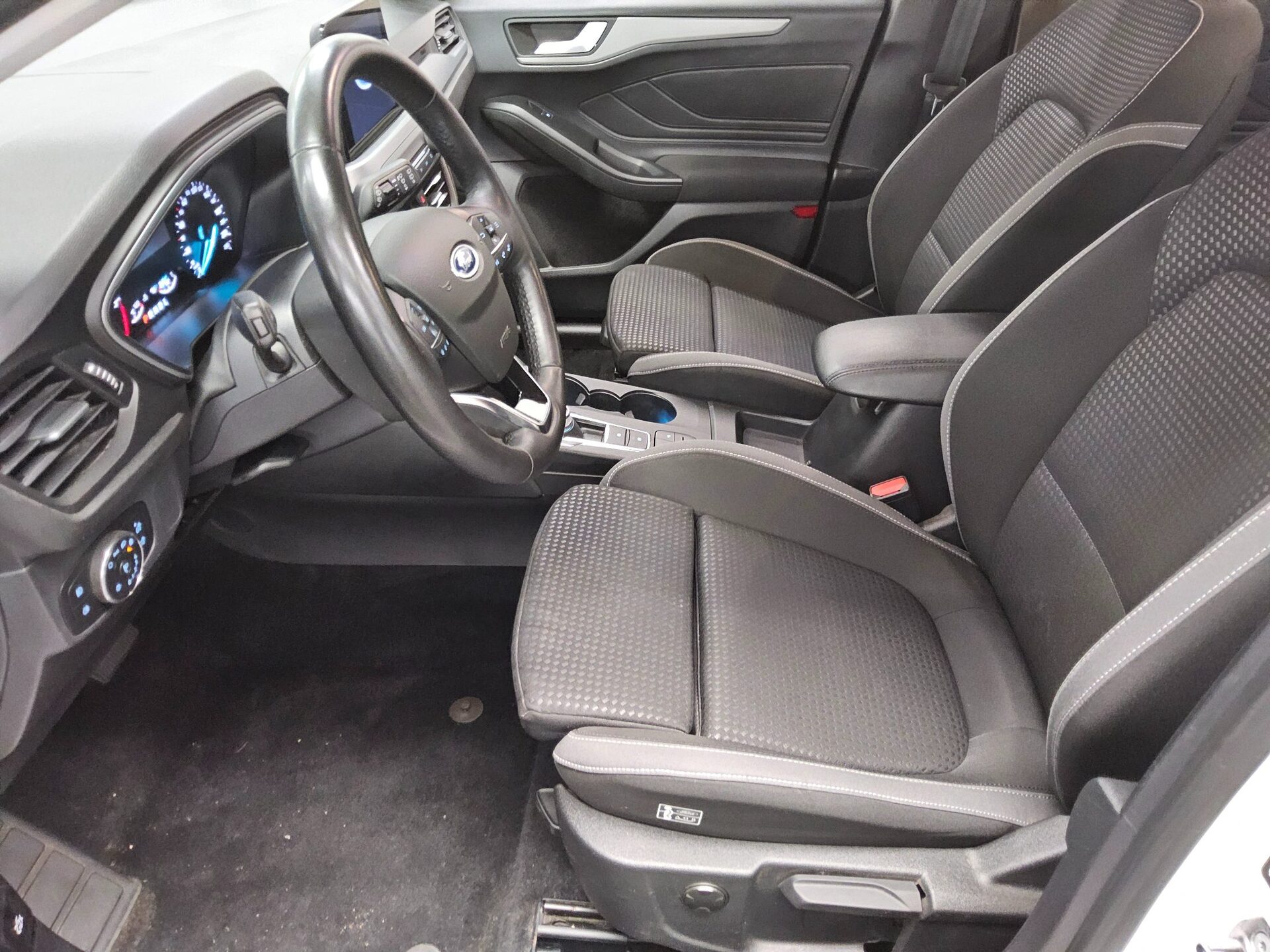 Ford Focus Turnier 1.5 EB Cool&Connect Navi LED Shz 8