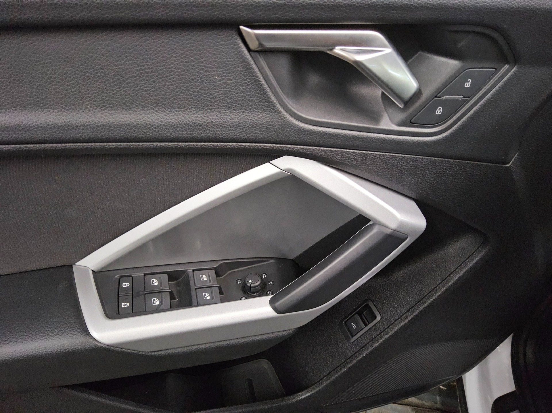 Audi Q3 40 TDI Qu. S-Line Optik-Paket Navi LED vc RfK 10