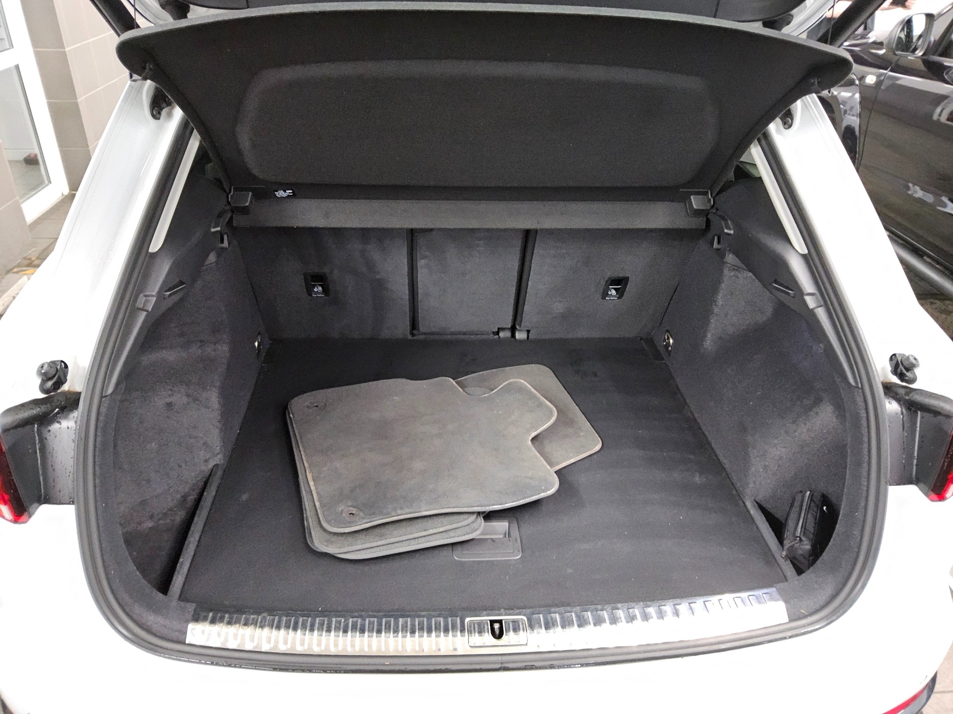 Audi Q3 40 TDI Qu. S-Line Optik-Paket Navi LED vc RfK 12