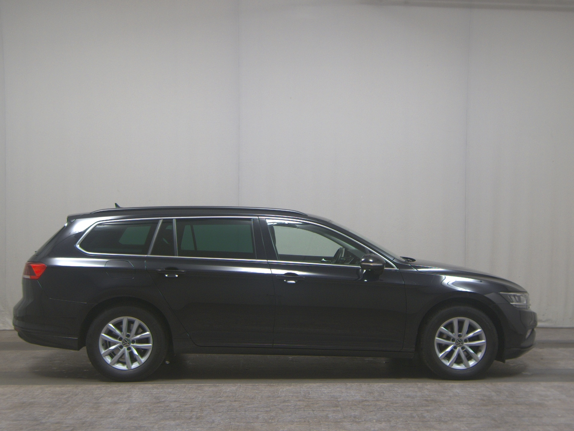 Volkswagen Passat Var. 2.0 TDI Business Navi LED DC AHK RFK