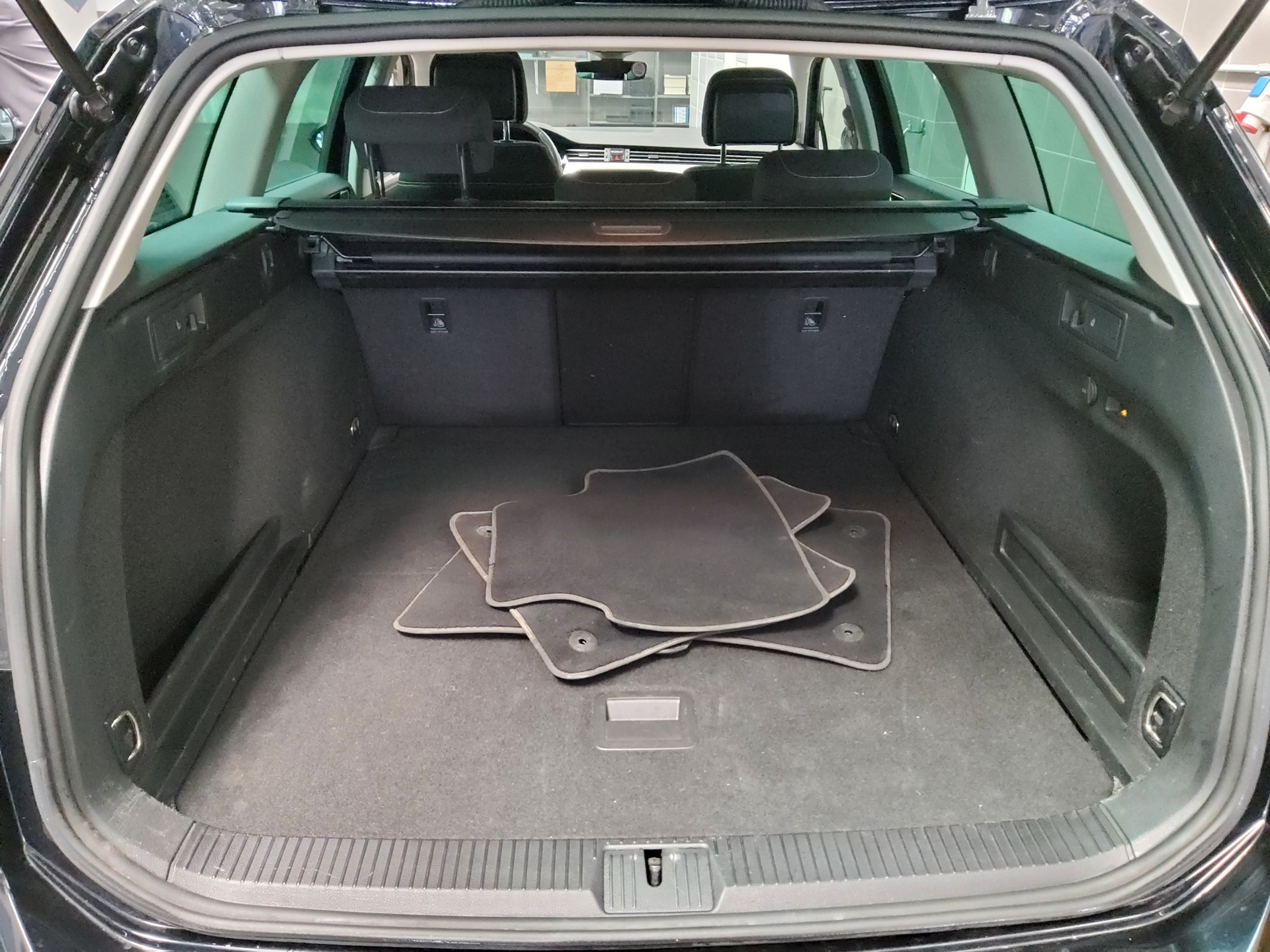 Volkswagen Passat Var. 2.0 TDI Business Navi LED DC AHK RFK 12