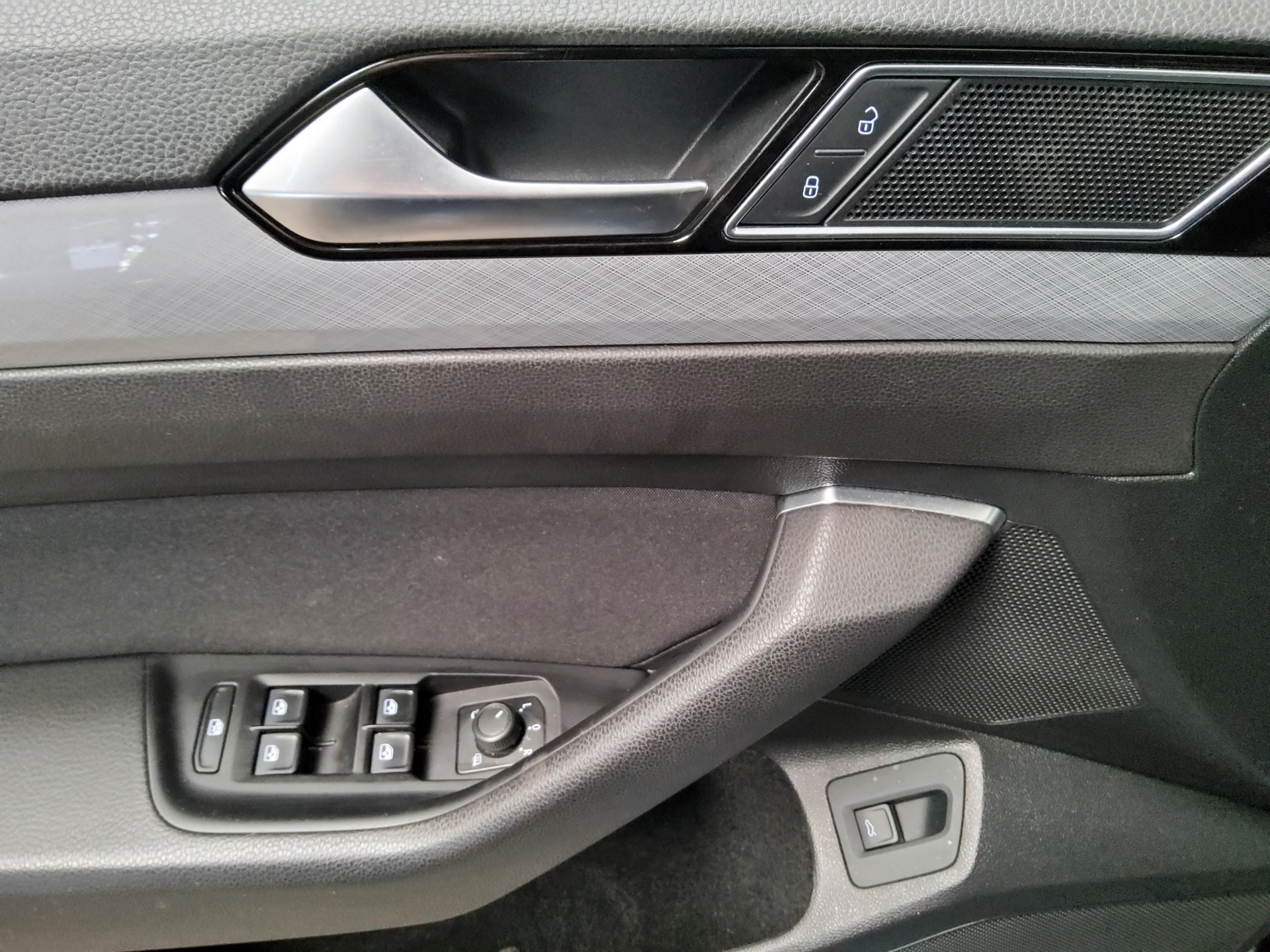 Volkswagen Passat Var. 2.0 TDI Business Navi LED DC AHK RFK 10