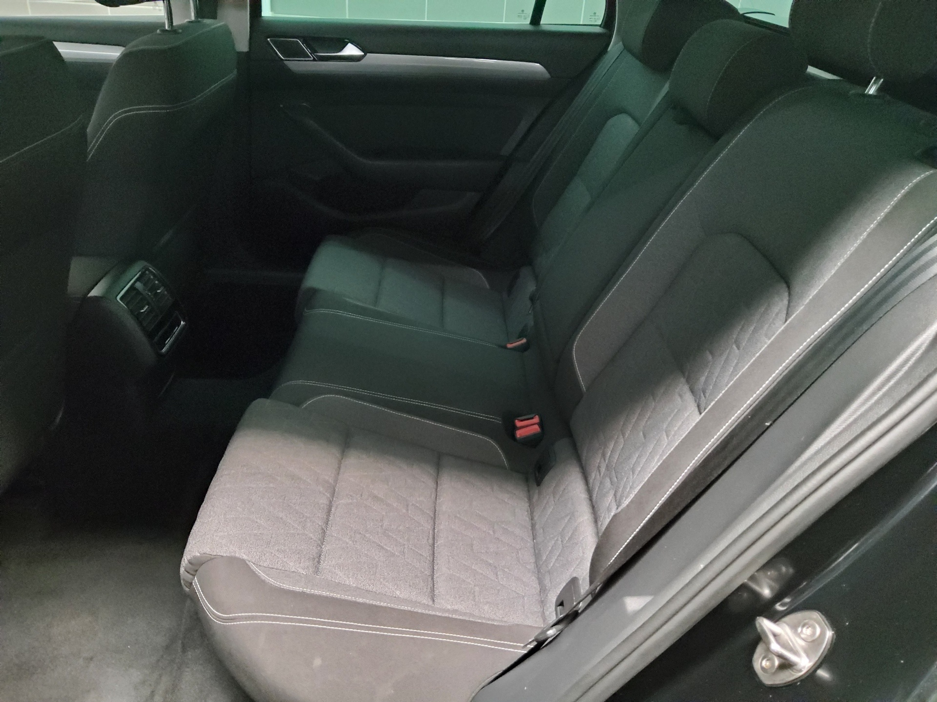 Volkswagen Passat Var. 2.0 TDI Business Navi LED DC AHK RFK 13
