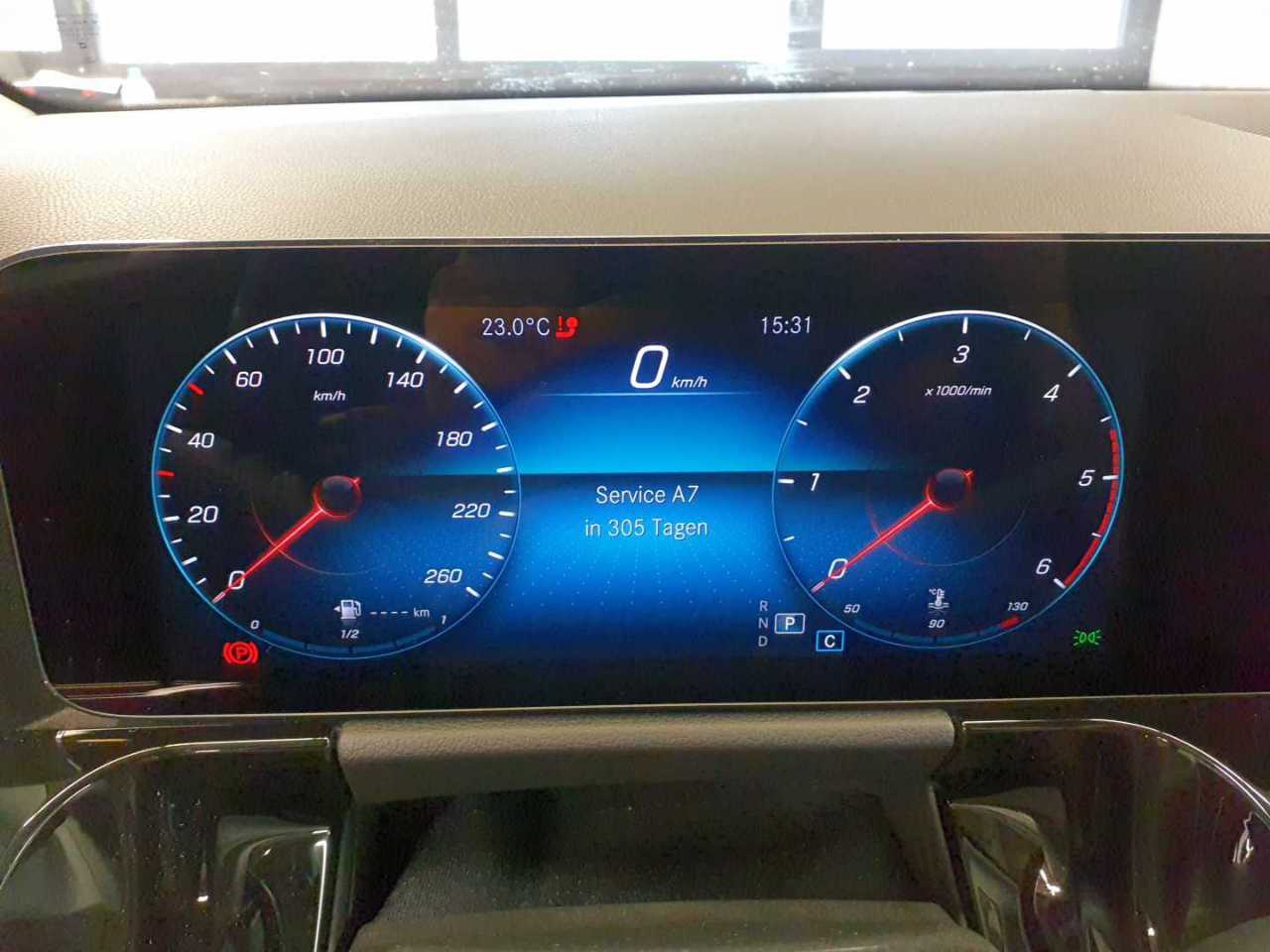 Mercedes-Benz GLA 200 d Style NAVI SHZ RFK ACC AHK 9