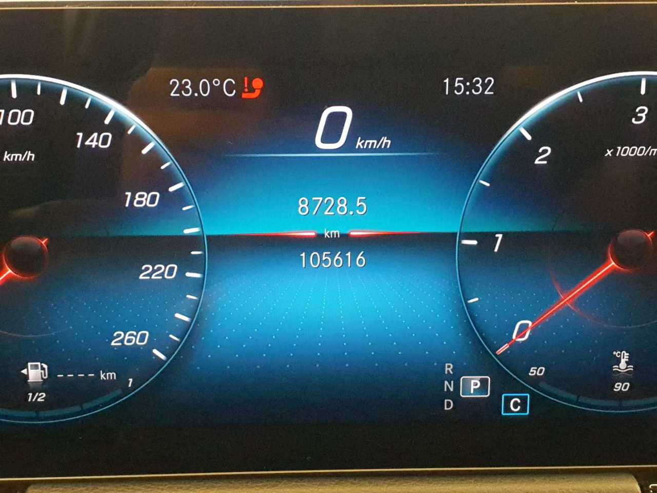Mercedes-Benz GLA 200 d Style NAVI SHZ RFK ACC AHK 10
