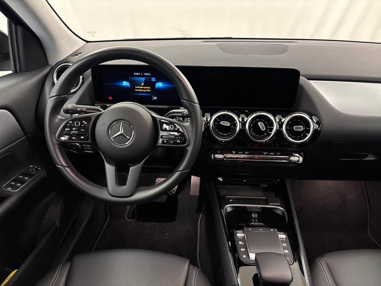 Mercedes-Benz GLA 200 d Style NAVI SHZ RFK ACC AHK 5