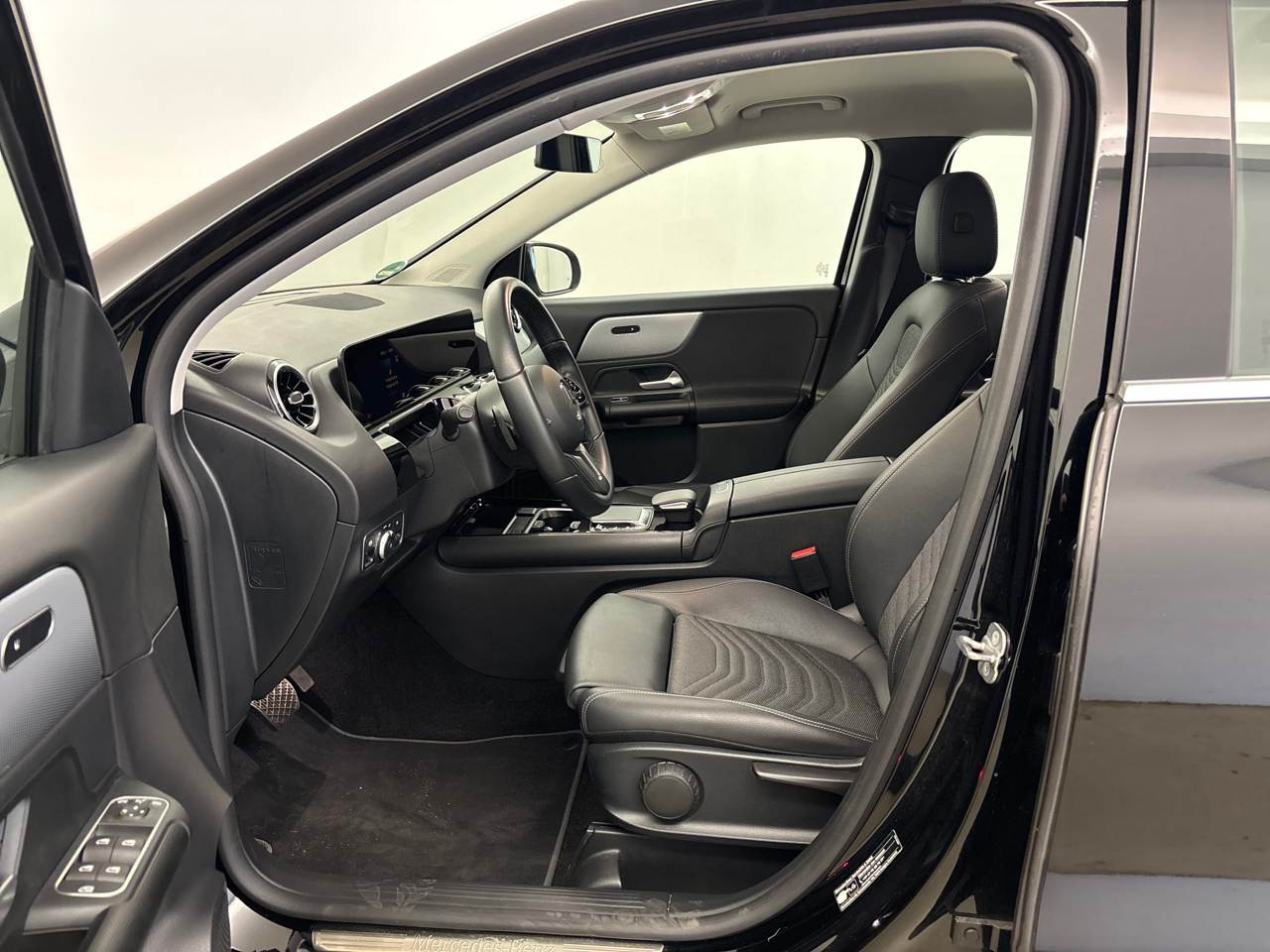 Mercedes-Benz GLA 200 d Style NAVI SHZ RFK ACC AHK 7