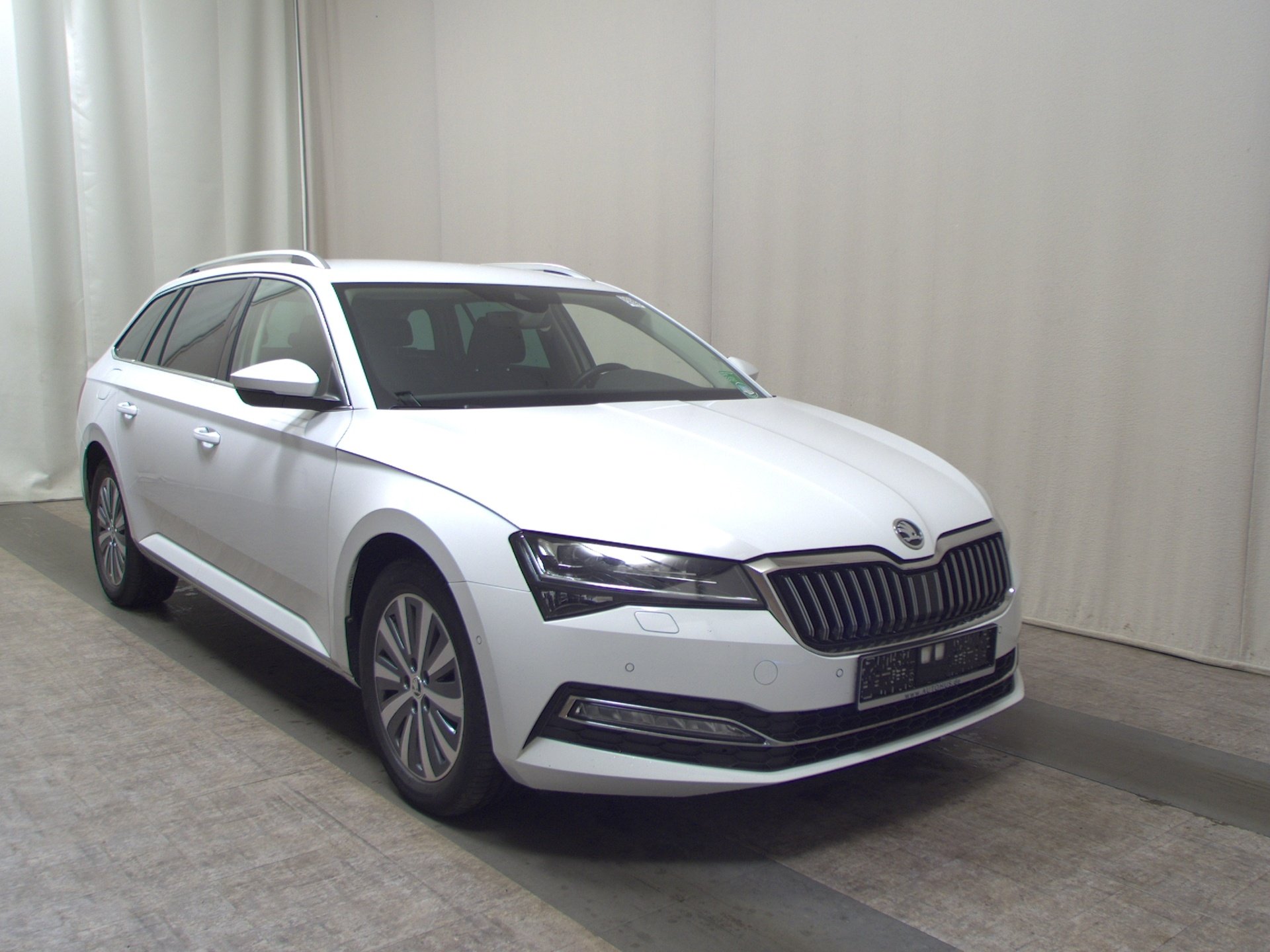 Skoda Superb Kombi 2.0 TDI Style Navi LED Shz vc RFK AHK 3