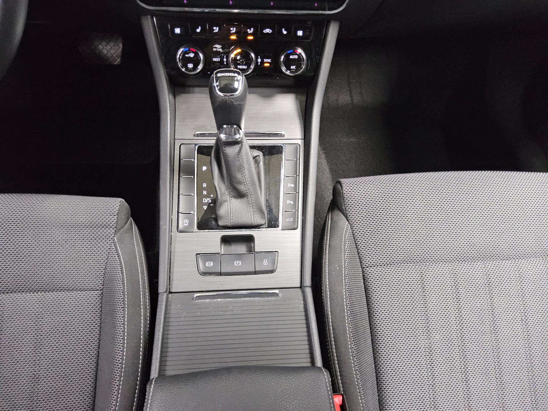 Skoda Superb Kombi 2.0 TDI Style Navi LED Shz vc RFK AHK 6