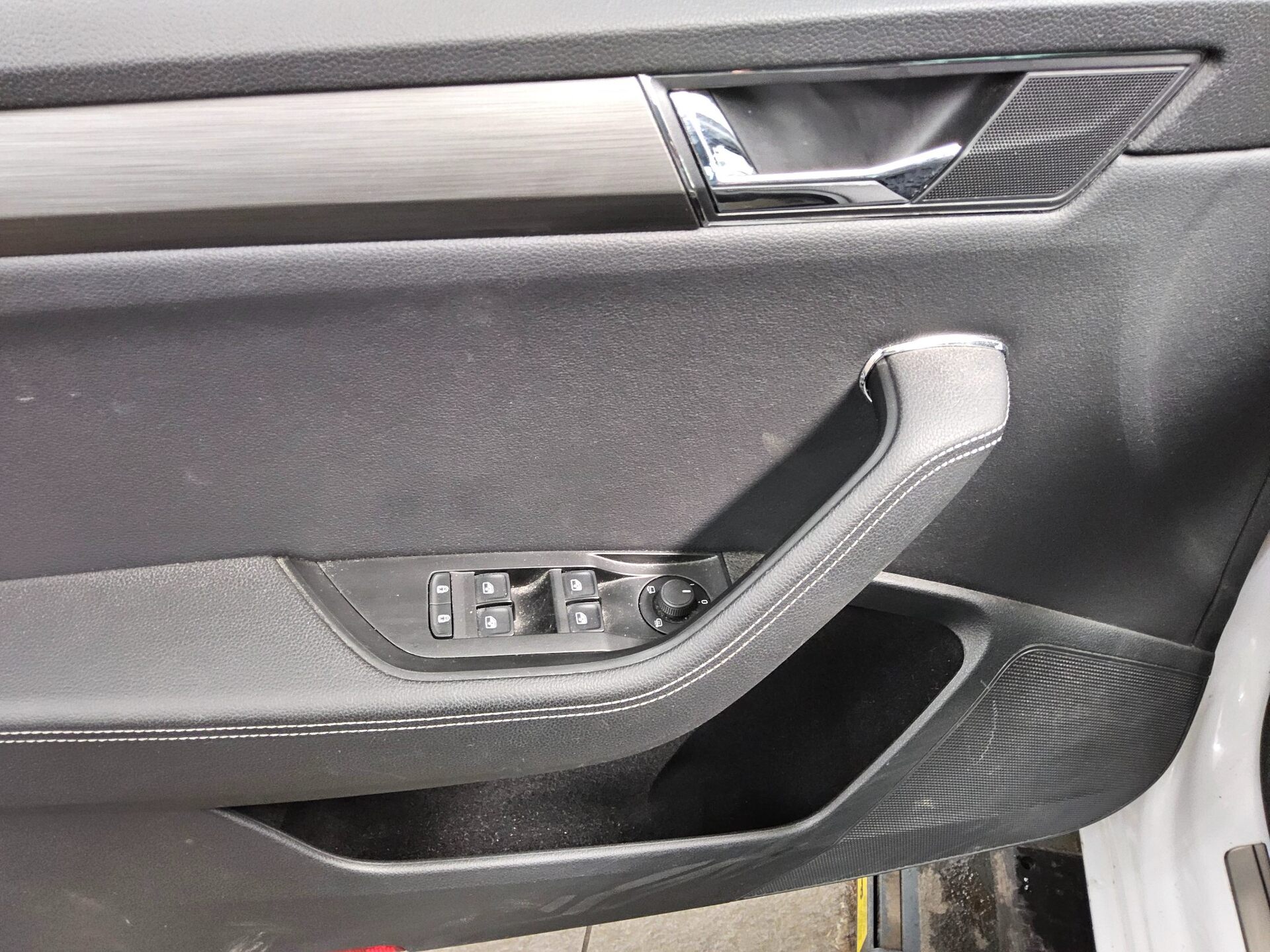 Skoda Superb Kombi 2.0 TDI Style Navi LED Shz vc RFK AHK 10