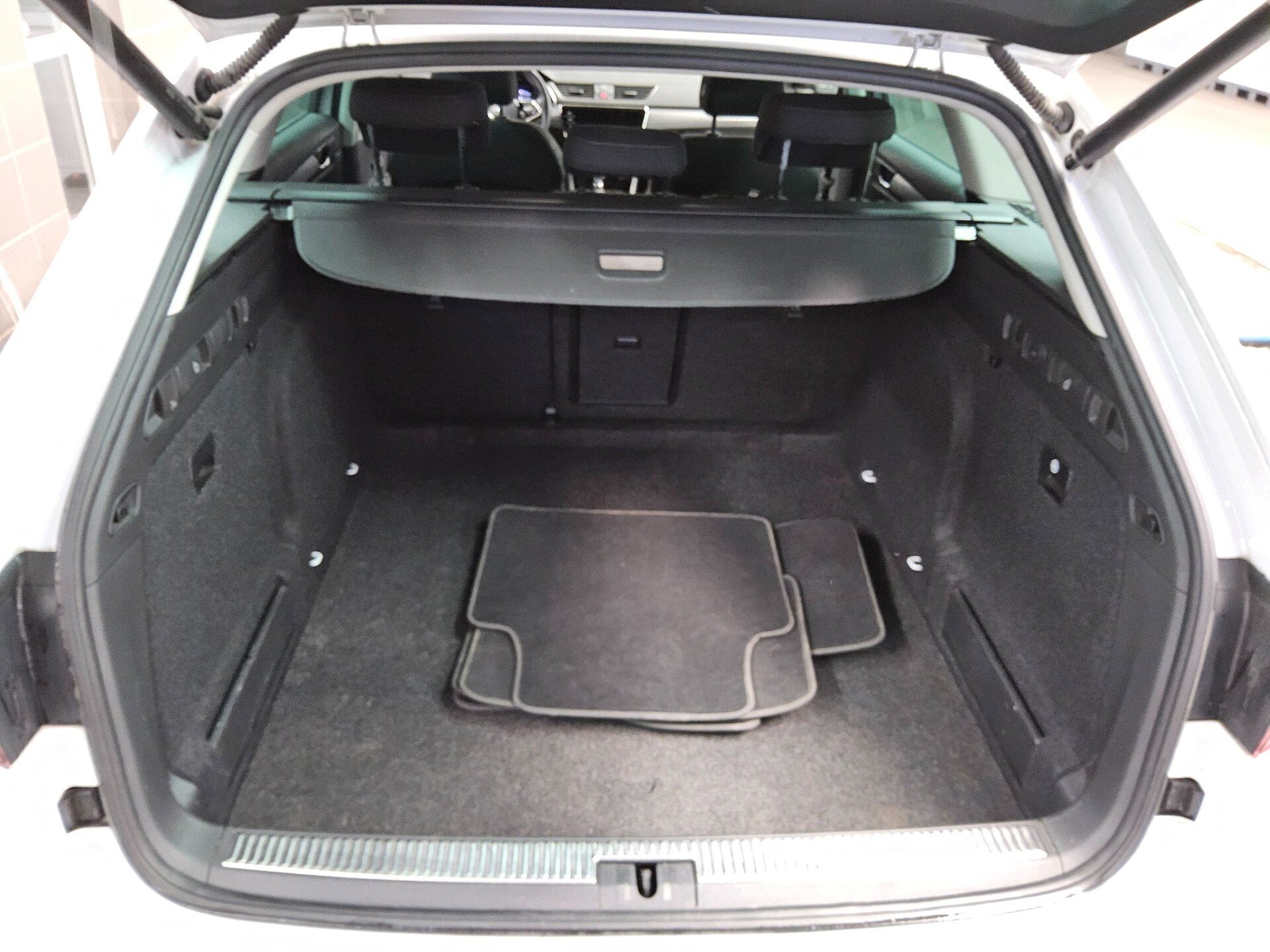 Skoda Superb Kombi 2.0 TDI Style Navi LED Shz vc RFK AHK 12