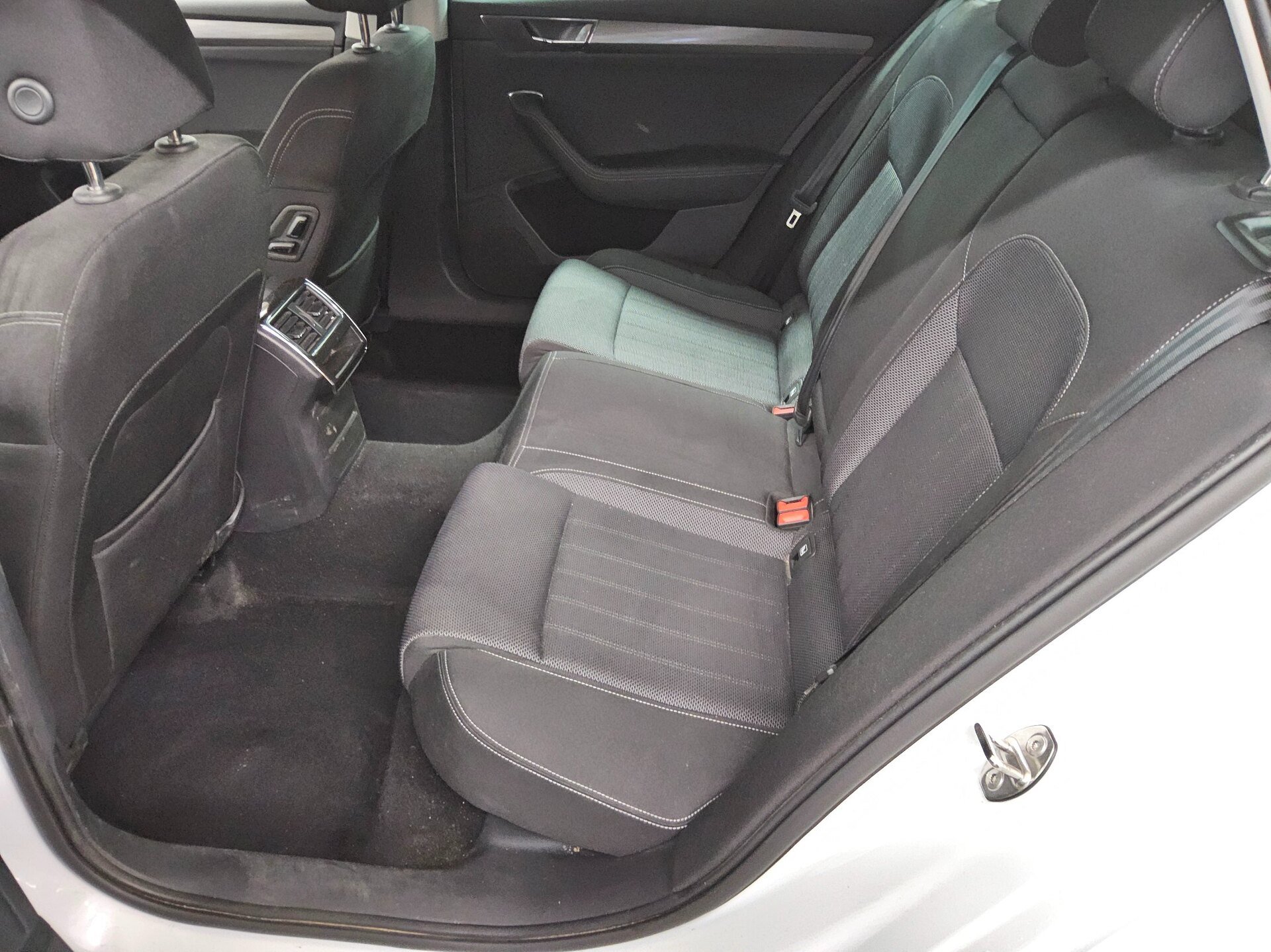 Skoda Superb Kombi 2.0 TDI Style Navi LED Shz vc RFK AHK 13