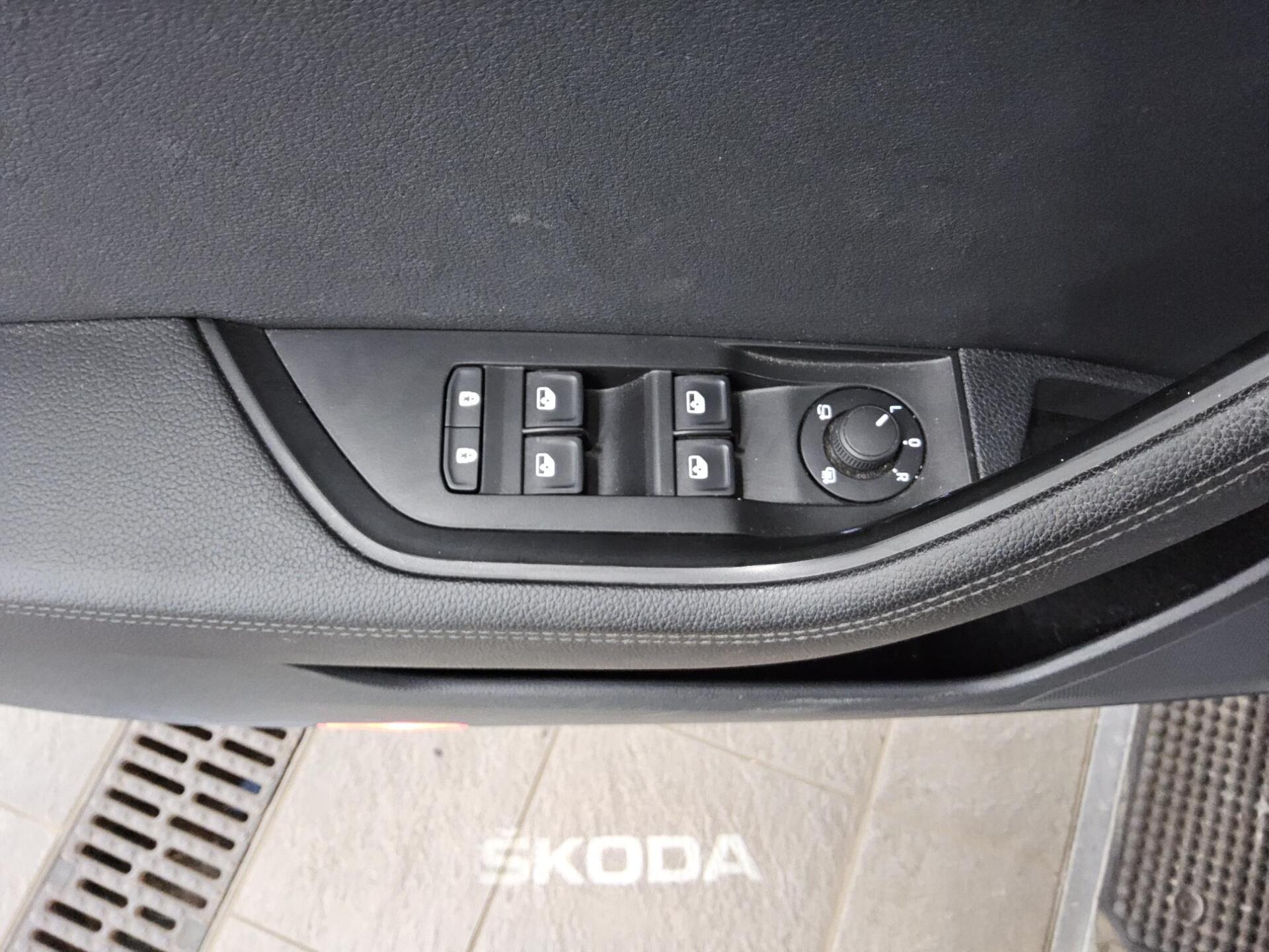 Skoda Superb Kombi 2.0 TDI Style Navi LED Shz vc RFK T-Leder 10