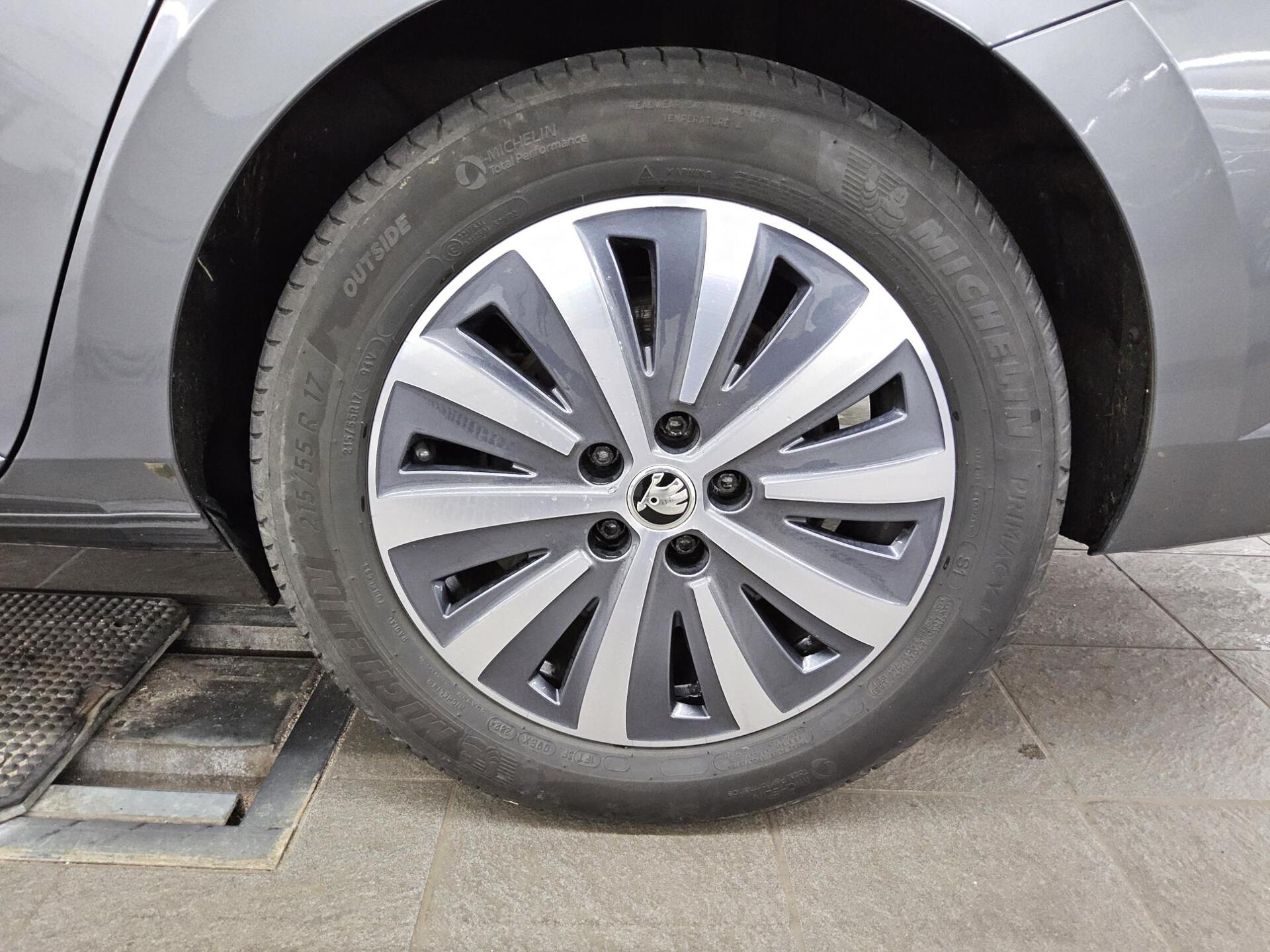 Skoda Superb Kombi 2.0 TDI Style Navi LED Shz vc RFK T-Leder 11