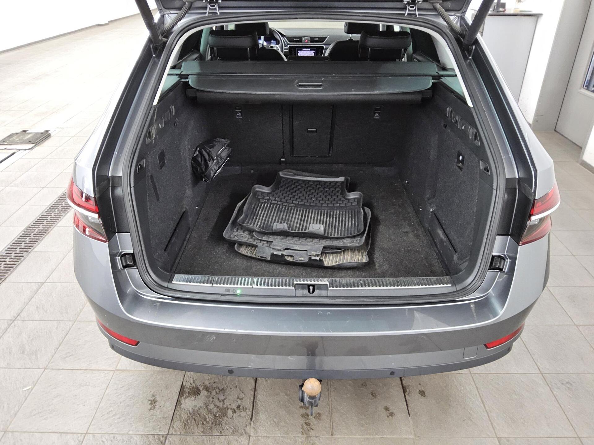 Skoda Superb Kombi 2.0 TDI Style Navi LED Shz vc RFK T-Leder 12