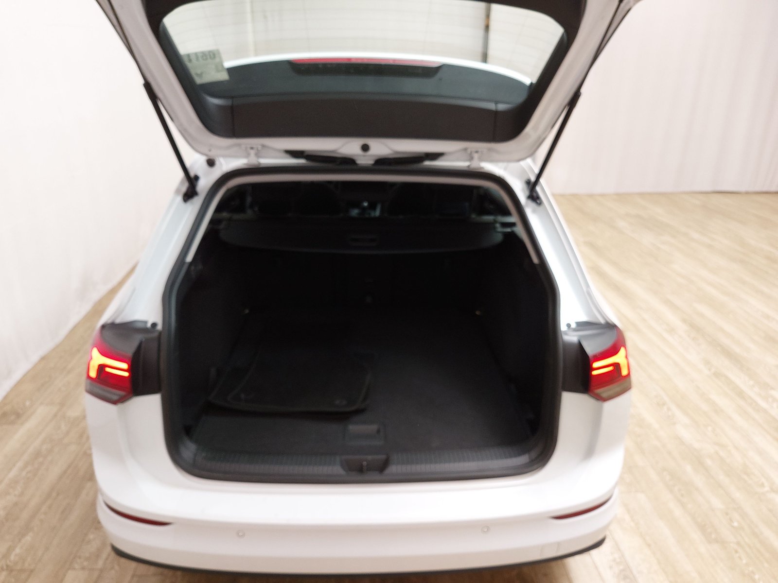 Volkswagen Golf Var. 2.0 TDI Life LED PDC Shz DC 16