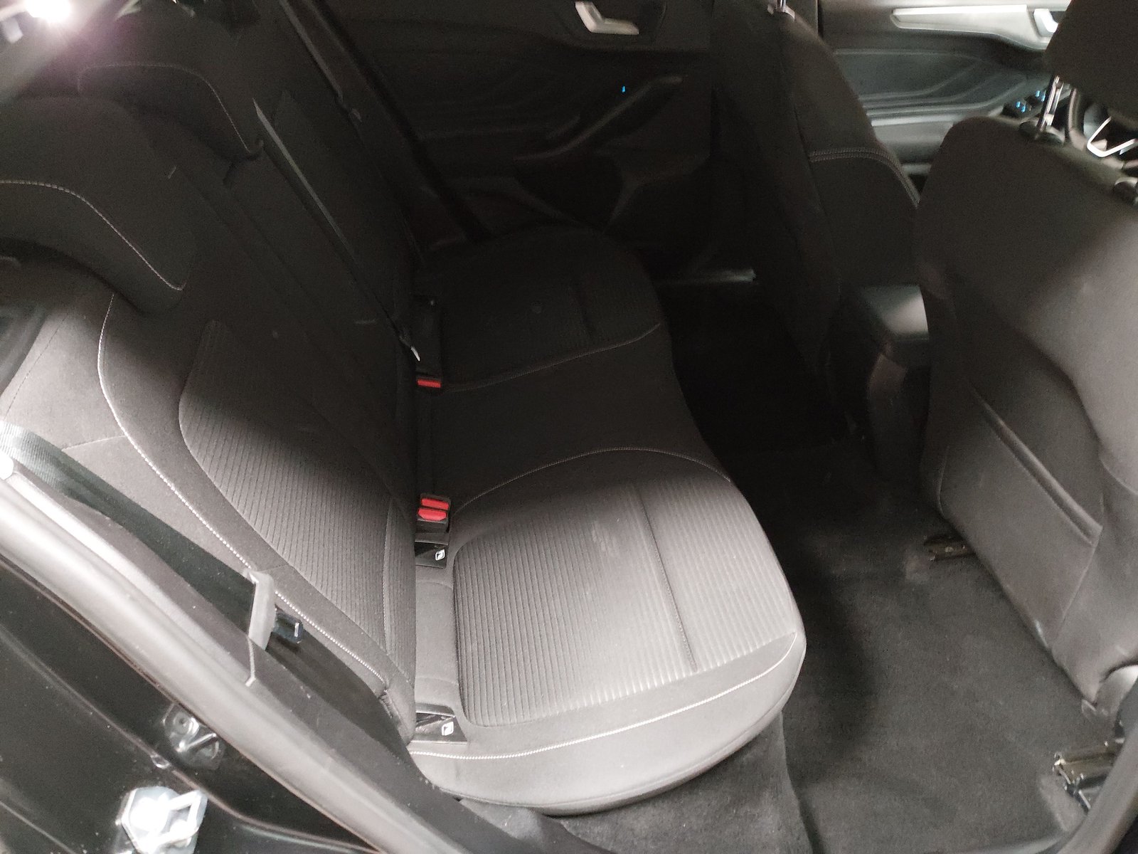 Ford Focus Turnier 1.5 EB Titanium X Navi LED AHK RFK 12