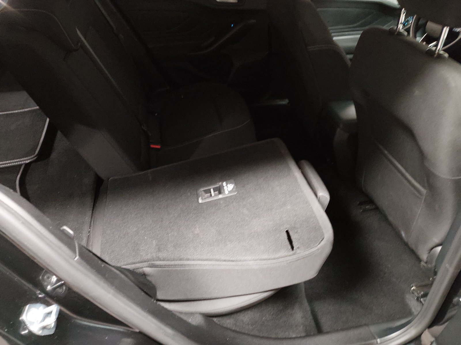 Ford Focus Turnier 1.5 EB Titanium X Navi LED AHK RFK 11